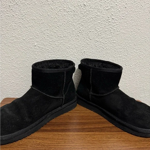 Koolaburra by Ugg Black Suede Short Winter Boots - Picture 4 of 7